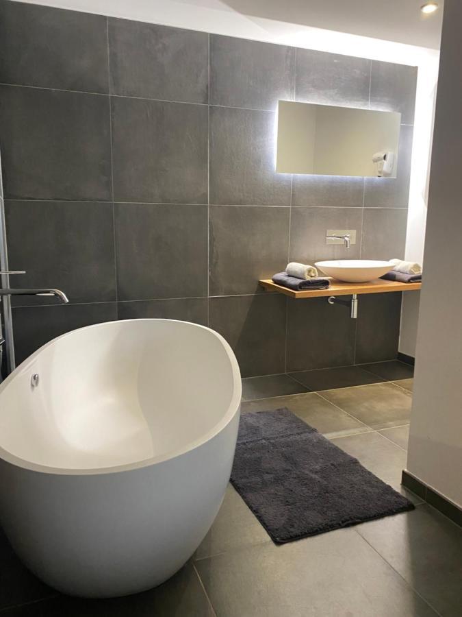 Deluxe Double Room Bath