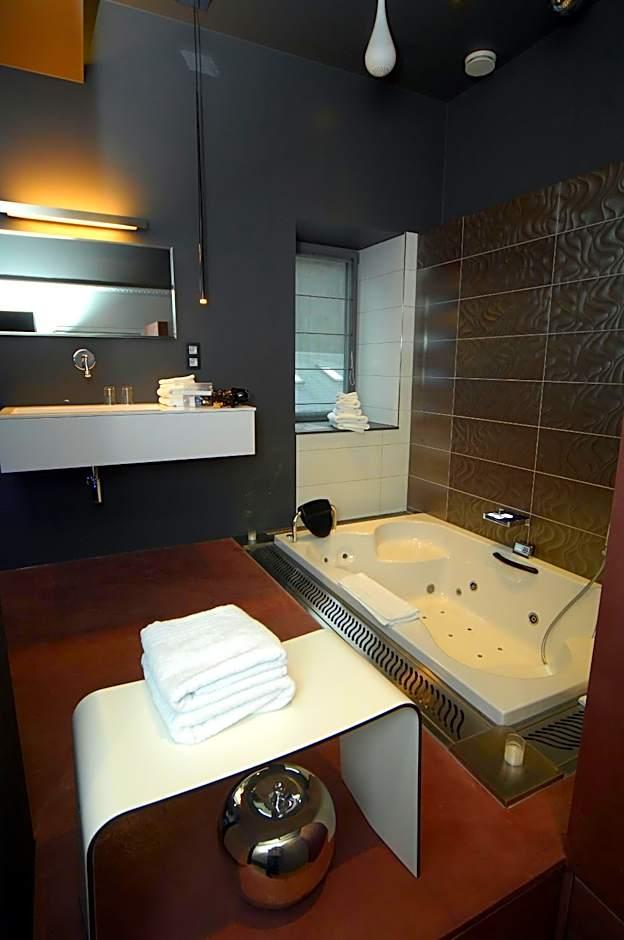 Deluxe Suite Spa Bath