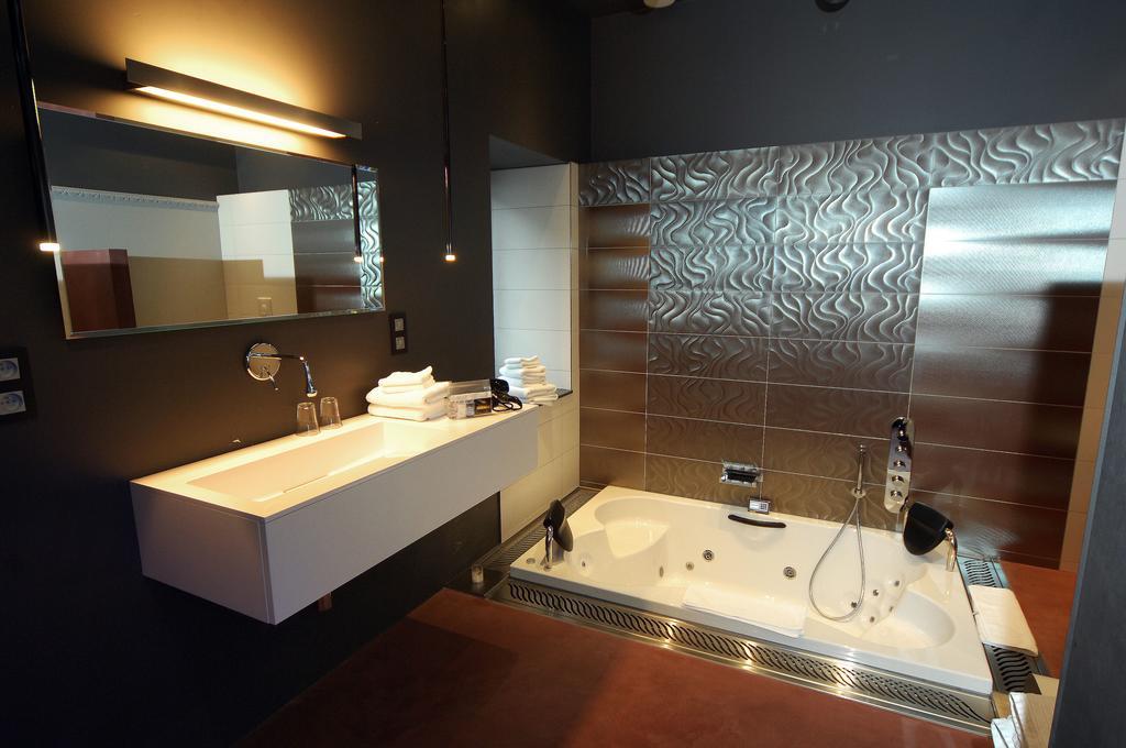Deluxe Suite Spa Bath