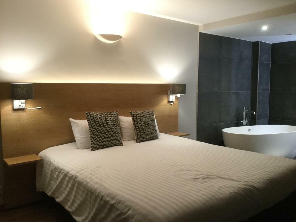 Deluxe Double Room Bath